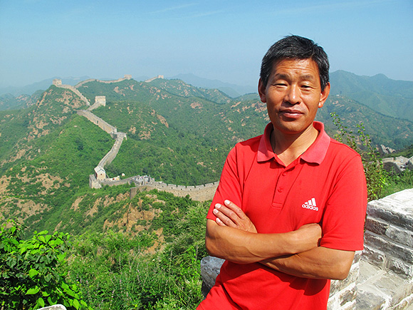 周万萍先生在金山岭长城上